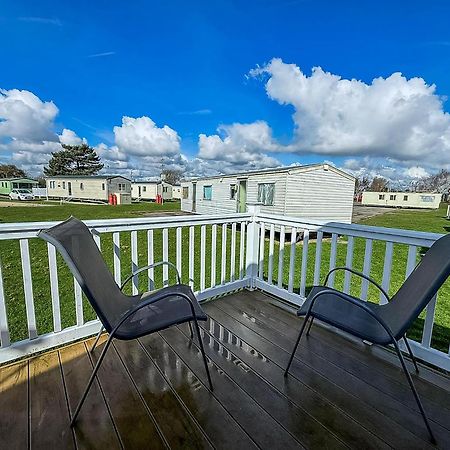 8 Berth Caravan With Decking To Hire At Naze Marine In Essex Ref 17045Nm วอลตัน-ออน-เดอะ-เนซ ภายนอก รูปภาพ