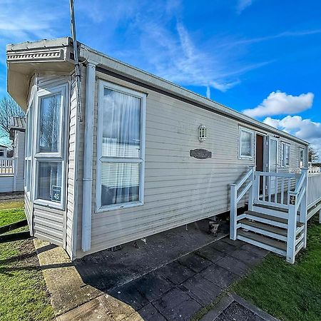 8 Berth Caravan With Decking To Hire At Naze Marine In Essex Ref 17045Nm วอลตัน-ออน-เดอะ-เนซ ภายนอก รูปภาพ