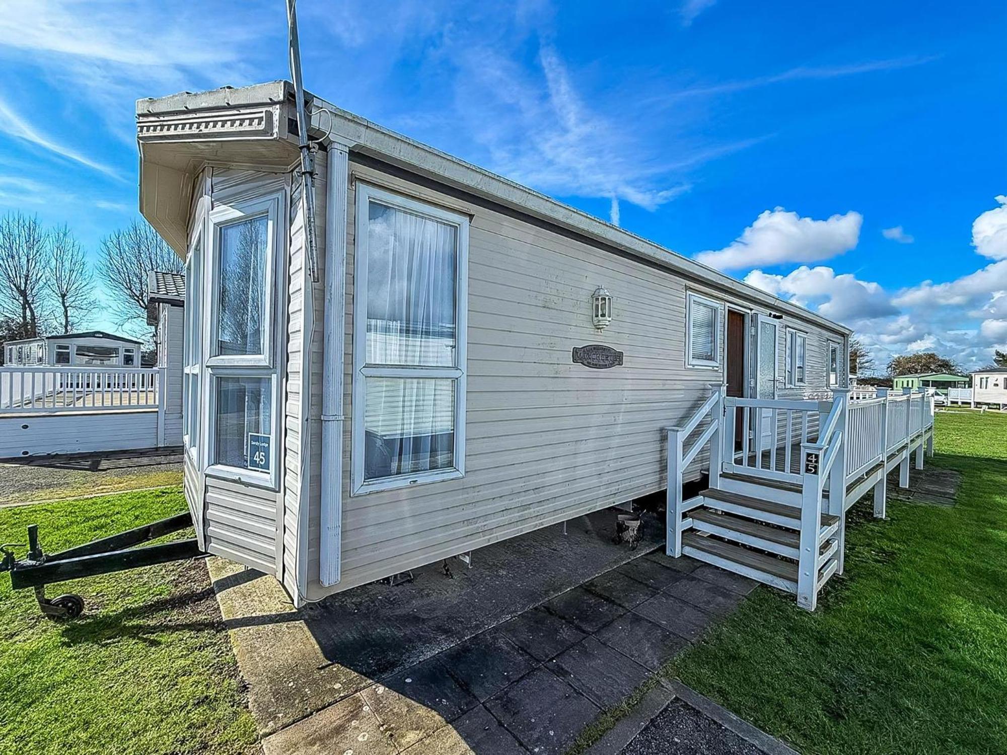 8 Berth Caravan With Decking To Hire At Naze Marine In Essex Ref 17045Nm วอลตัน-ออน-เดอะ-เนซ ภายนอก รูปภาพ