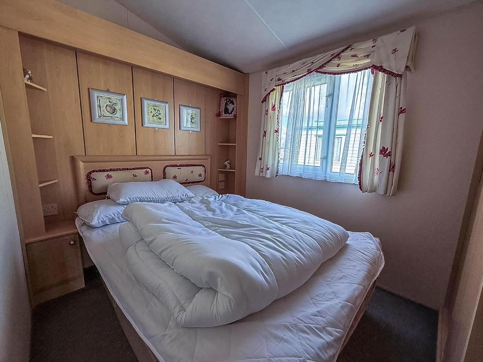 8 Berth Caravan With Decking To Hire At Naze Marine In Essex Ref 17045Nm วอลตัน-ออน-เดอะ-เนซ ภายนอก รูปภาพ
