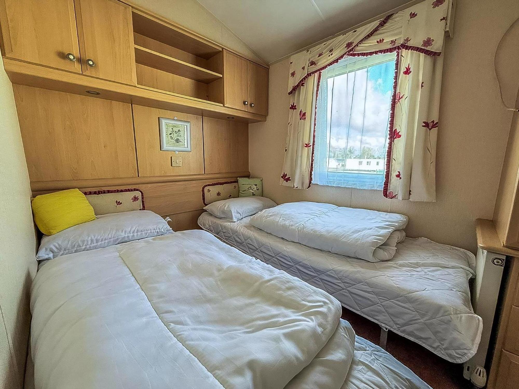 8 Berth Caravan With Decking To Hire At Naze Marine In Essex Ref 17045Nm วอลตัน-ออน-เดอะ-เนซ ภายนอก รูปภาพ