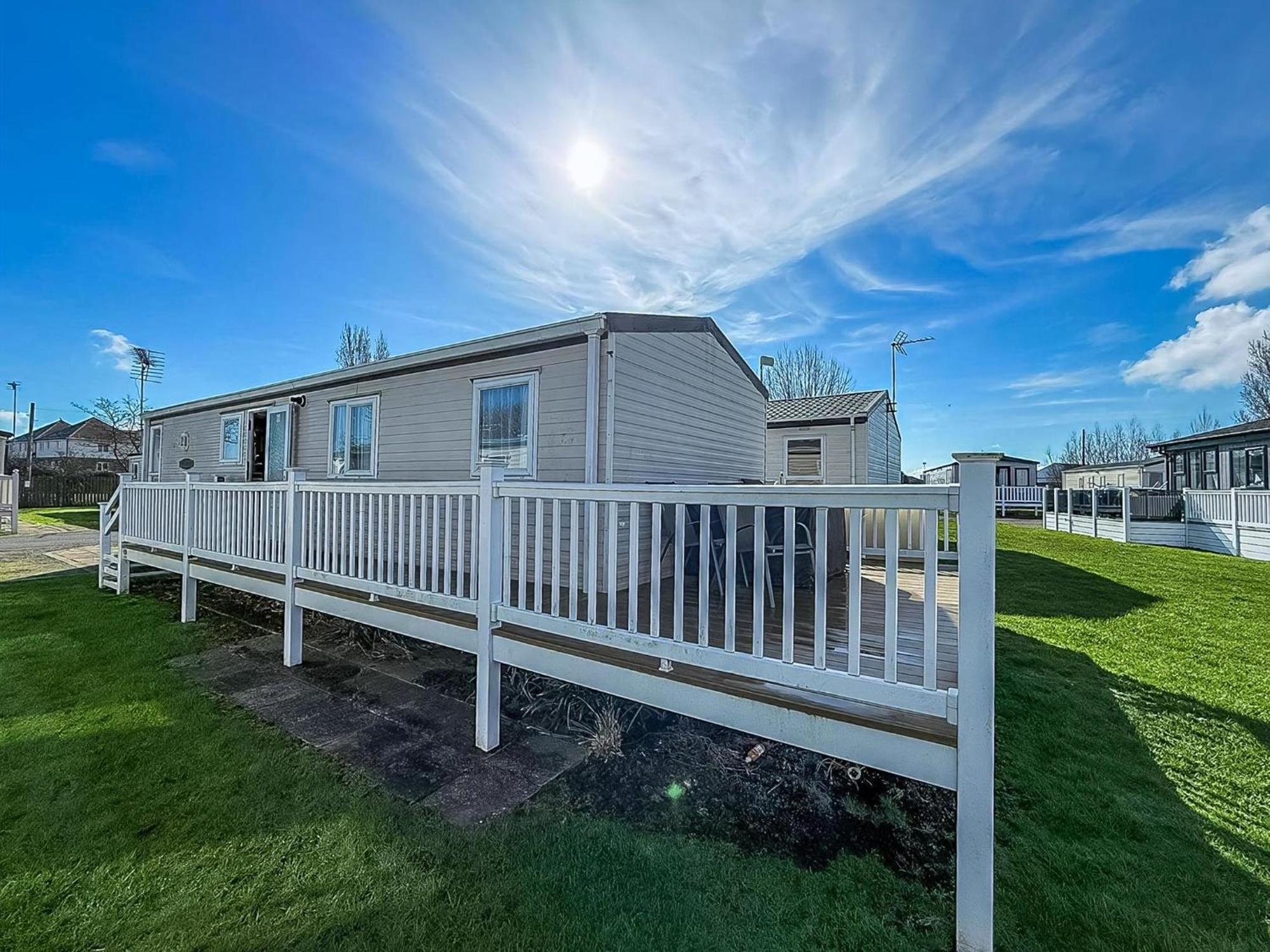 8 Berth Caravan With Decking To Hire At Naze Marine In Essex Ref 17045Nm วอลตัน-ออน-เดอะ-เนซ ภายนอก รูปภาพ