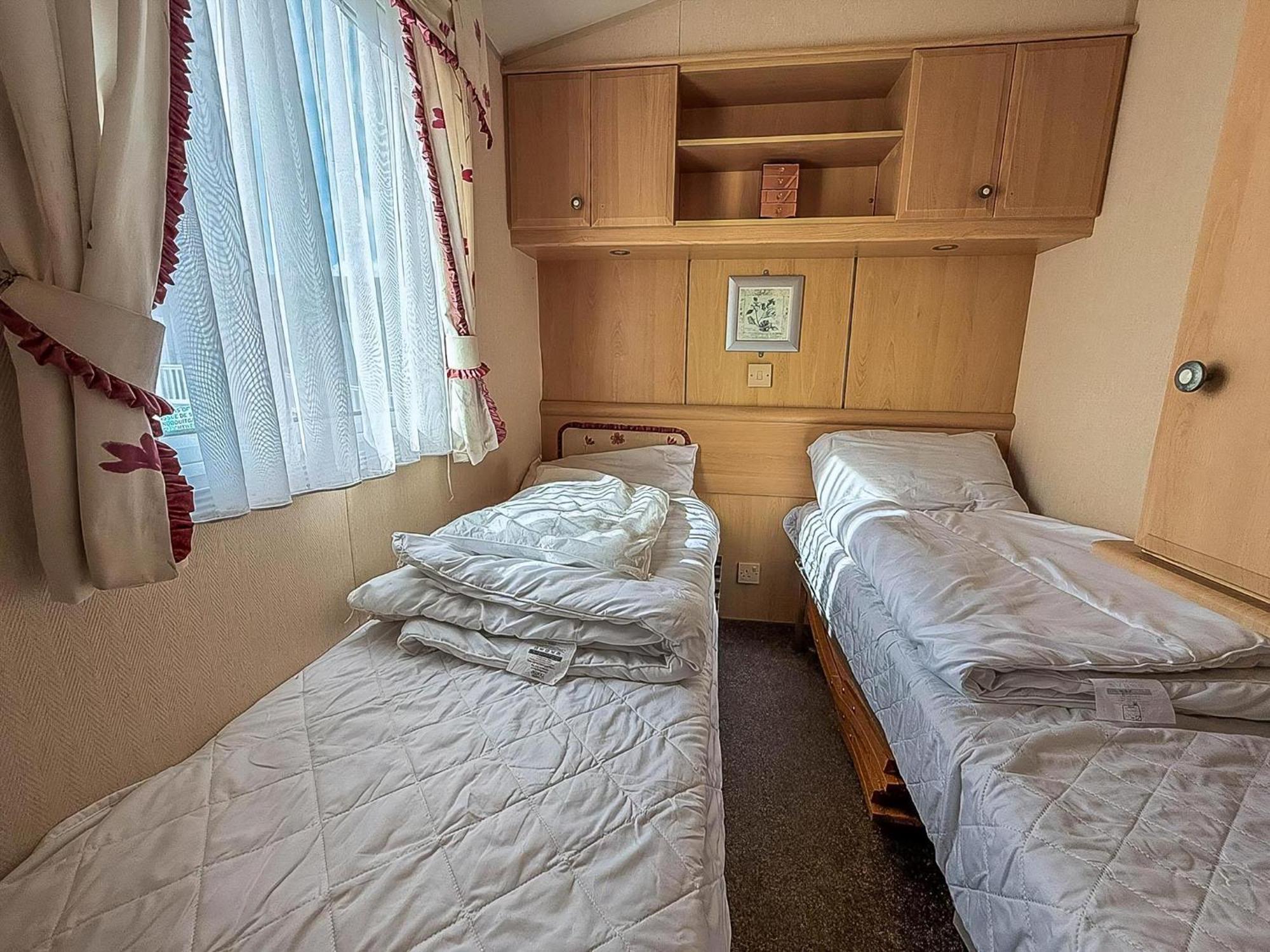 8 Berth Caravan With Decking To Hire At Naze Marine In Essex Ref 17045Nm วอลตัน-ออน-เดอะ-เนซ ภายนอก รูปภาพ