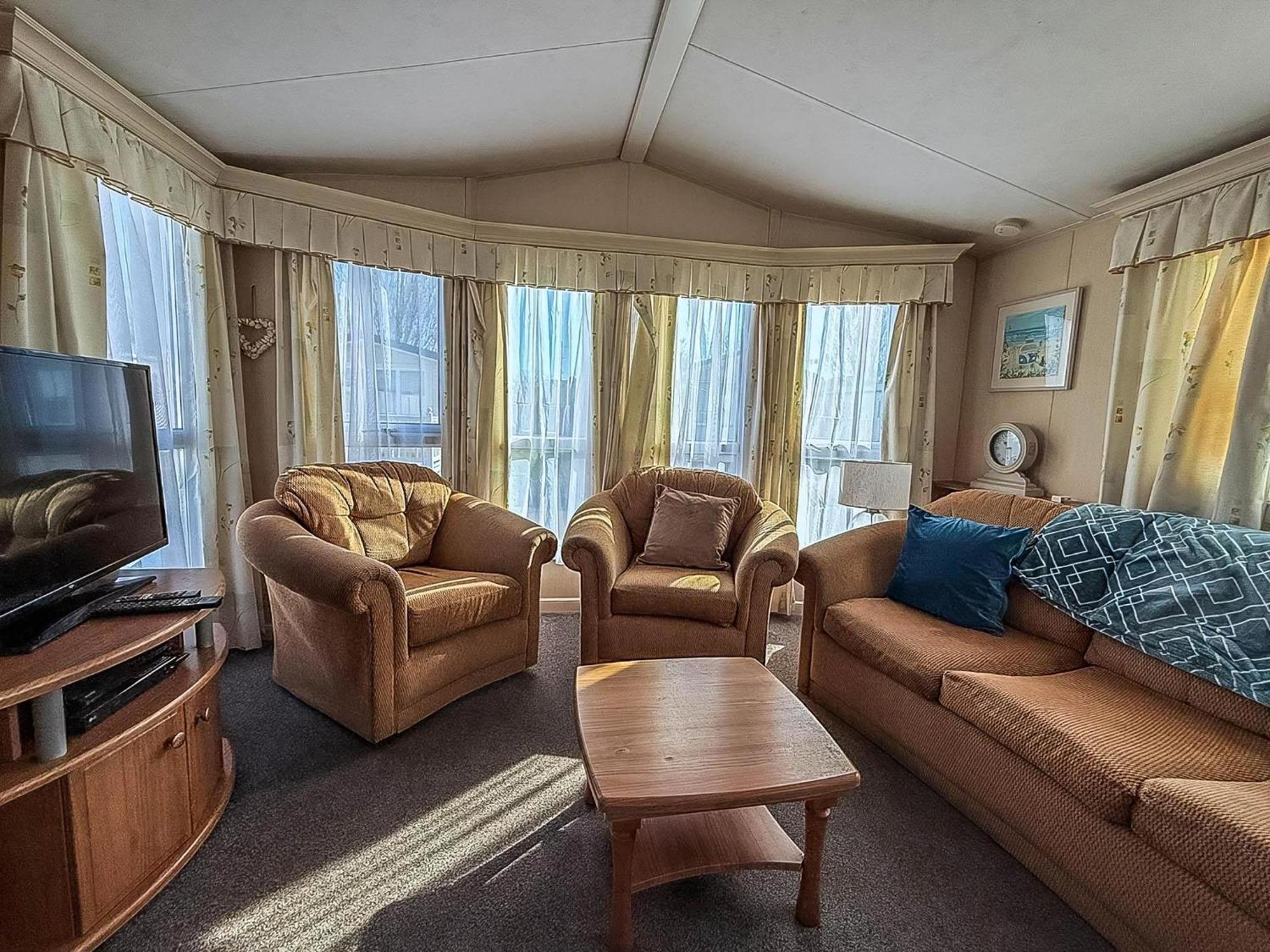 8 Berth Caravan With Decking To Hire At Naze Marine In Essex Ref 17045Nm วอลตัน-ออน-เดอะ-เนซ ภายนอก รูปภาพ